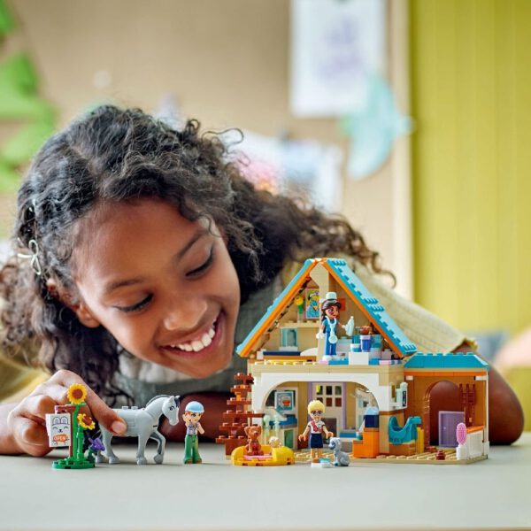 Lego Friends 42651 Dierenkliniek voor Paarden en Huisdieren - Afbeelding 5